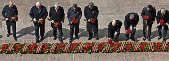 Церемония возложения цветов к Могиле Неизвестного солдата