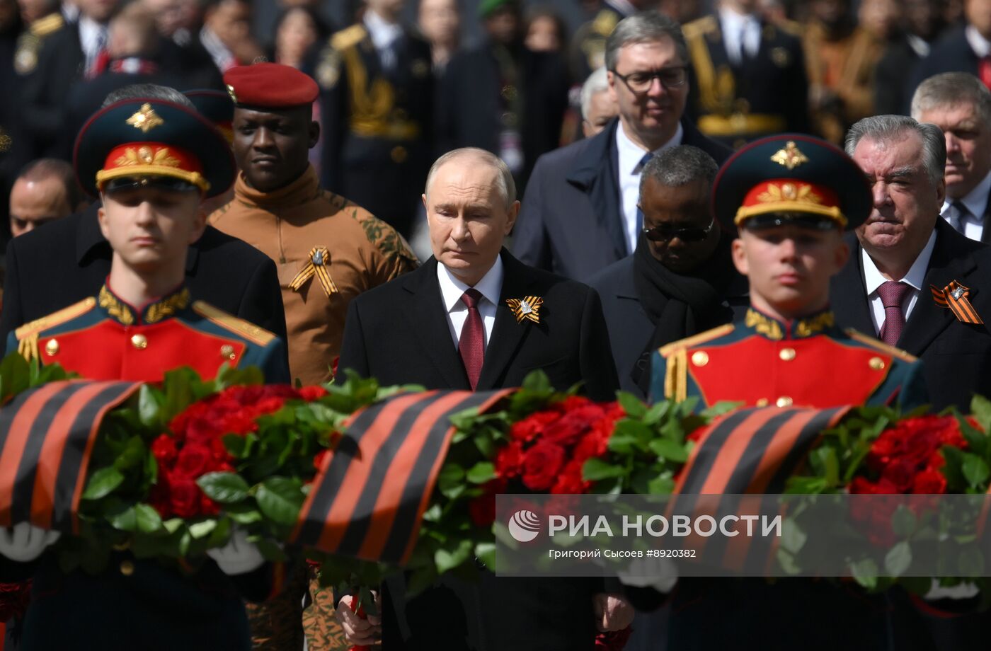 Церемония возложения цветов к Могиле Неизвестного солдата