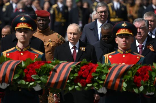 Церемония возложения цветов к Могиле Неизвестного солдата