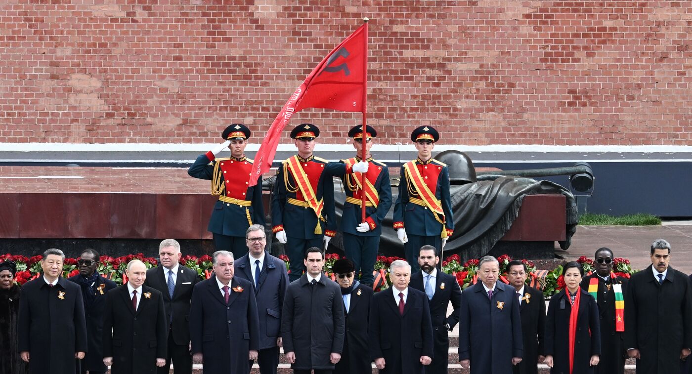 Церемония возложения цветов к Могиле Неизвестного солдата