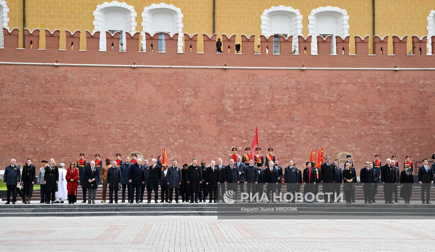 Церемония возложения цветов к Могиле Неизвестного солдата