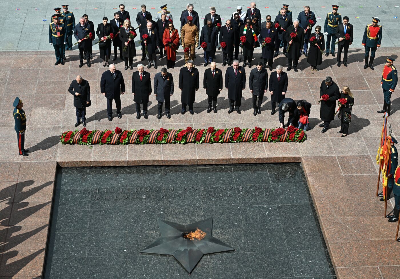 Церемония возложения цветов к Могиле Неизвестного солдата