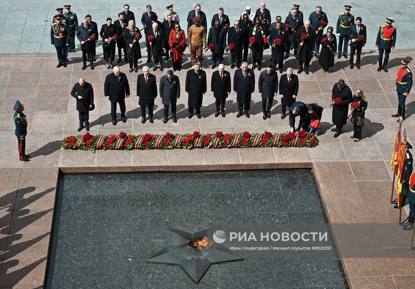 Церемония возложения цветов к Могиле Неизвестного солдата