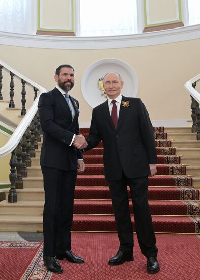 Президент РФ Владимир Путин и спецпредставитель сопрезидентов Никарагуа по вопросам развития отношений с Россией Лауреано Ортега Мурильо (слева) во время встречи в Кремле перед военным парадом, посвященном 80-летию Победы. 9 мая Россия отмечает 80-летие Победы в Великой Отечественной войне 1941-1945 годов. Место: Россия, Москва. Автор: Алексей Никольский/РИА Новости. Встреча президента РФ В. Путина и иностранных лидеров