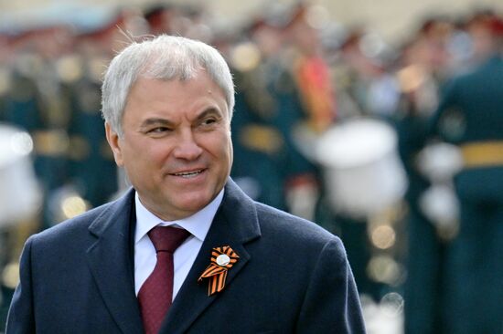 Председатель Государственной Думы РФ Вячеслав Володин на Красной площади в Москве перед началом военного парада, посвященного 80-летию Победы. 9 мая Россия отмечает 80-летие Победы в Великой Отечественной войне 1941-1945 годов. Место: Россия, Москва. Автор: Илья Питалев/РИА Новости. Официальные лица на военном параде в честь 80-летия Победы