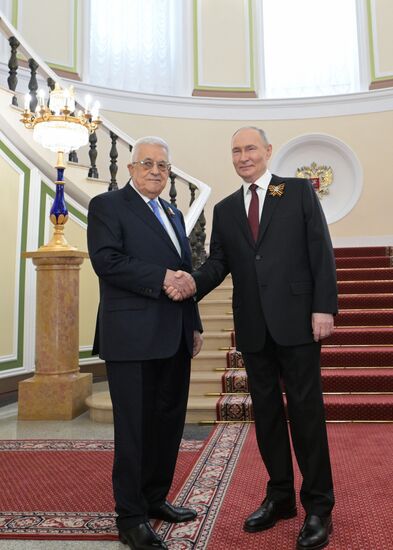 Президент РФ Владимир Путин и президент Палестины Махмуд Аббас (слева) во время встречи в Кремле перед военным парадом, посвященном 80-летию Победы. 9 мая Россия отмечает 80-летие Победы в Великой Отечественной войне 1941-1945 годов. Место: Россия, Москва. Автор: Алексей Никольский/РИА Новости. Встреча президента РФ В. Путина и иностранных лидеров