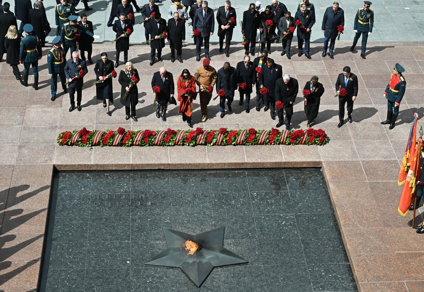 Церемония возложения цветов к Могиле Неизвестного солдата