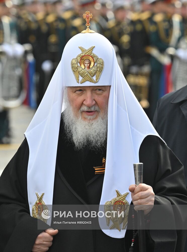 Официальные лица на военном параде в честь 80-летия Победы