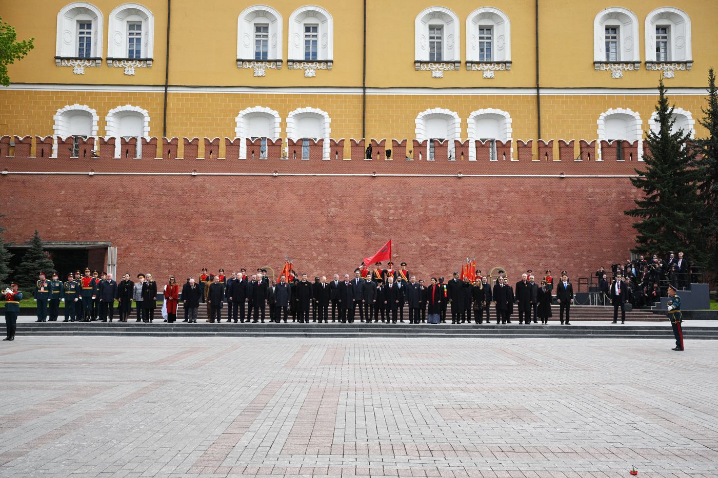Церемония возложения цветов к Могиле Неизвестного солдата