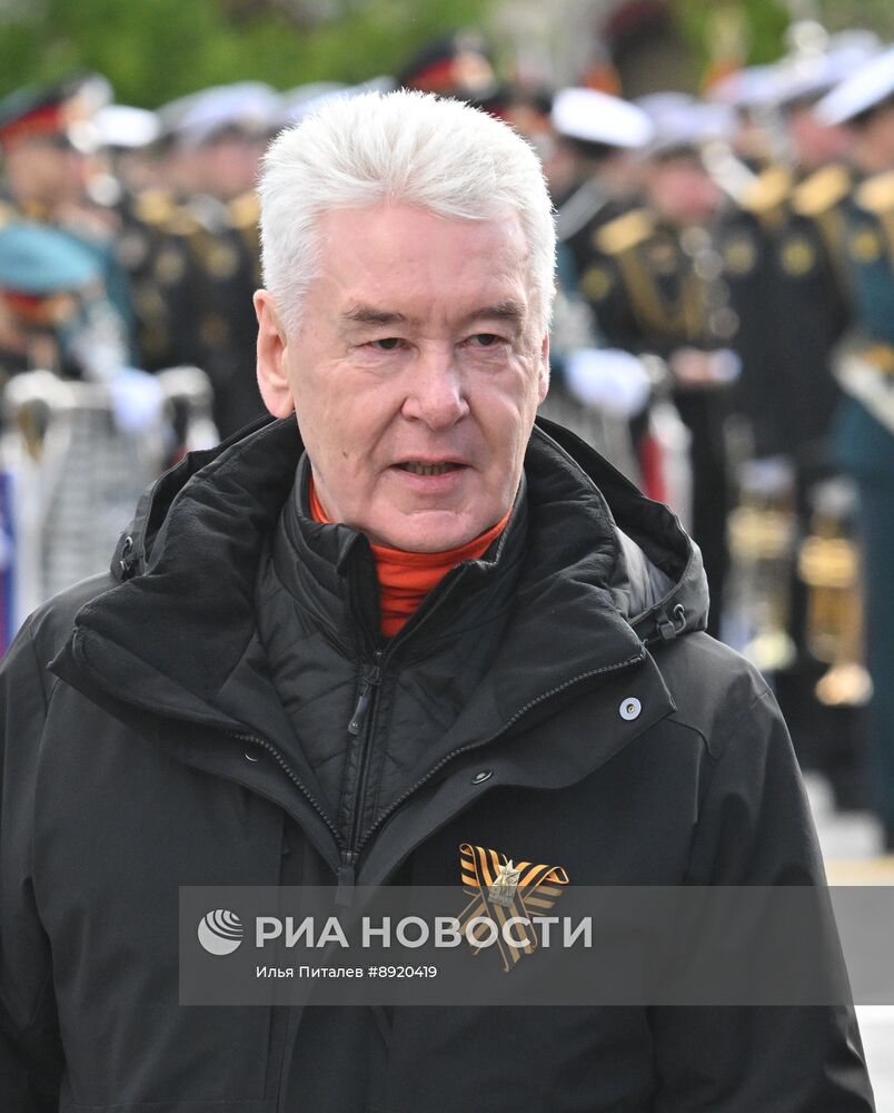 Официальные лица на военном параде в честь 80-летия Победы