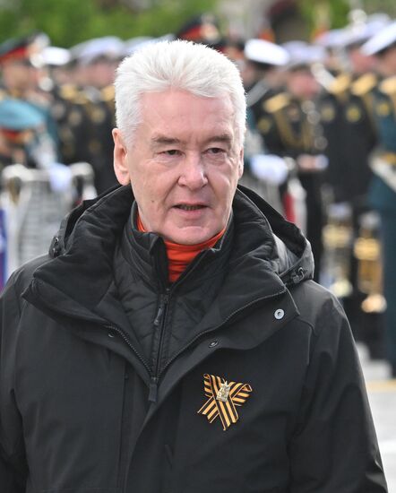 Сэр Москвы Сергей Собянин на Красной площади в Москве перед началом военного парада, посвященного 80-летию Победы. 9 мая Россия отмечает 80-летие Победы в Великой Отечественной войне 1941-1945 годов. Место: Россия, Москва. Автор: Илья Питалев/РИА Новости. Официальные лица на военном параде в честь 80-летия Победы