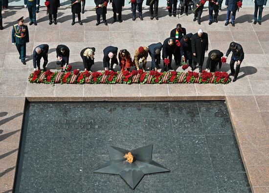 Церемония возложения цветов к Могиле Неизвестного солдата