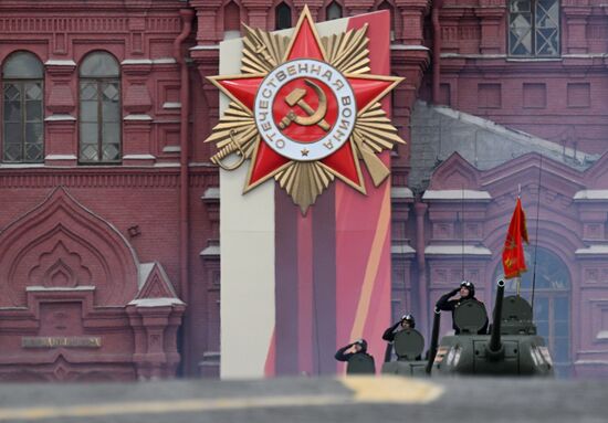 Танки Т-34-85 на Красной площади в Москве на военном параде, посвященном 80-летию Победы в Великой Отечественной войне. Место: Россия, Москва. Автор: Рамиль Ситдиков/РИА Новости. Москва. Военный парад, посвященный 80-летию Победы в Великой Отечественной войне