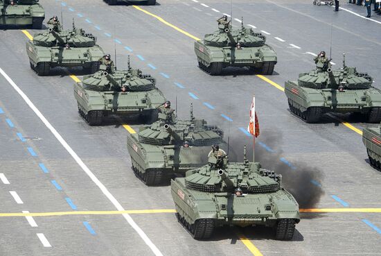 Танки Т-72Б3 на Красной площади в Москве на военном параде, посвященном 80-летию Победы в Великой Отечественной войне. Место: Россия, Москва. Автор: Александр Вильф/РИА Новости. Москва. Военный парад, посвященный 80-летию Победы в Великой Отечественной войне