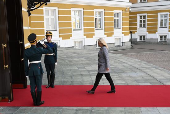 Председатель Президиума Боснии и Герцеговины Желька Цвиянович прибыла в Кремль на встречу с президентом РФ Владимиром Путиным перед военным парадом, посвященном 80-летию Победы. 9 мая Россия отмечает 80-летие Победы в Великой Отечественной войне 1941-1945 годов. Место: Россия, Москва. Автор: Алексей Даничев/РИА Новости. Встреча президента РФ В. Путина и иностранных лидеров