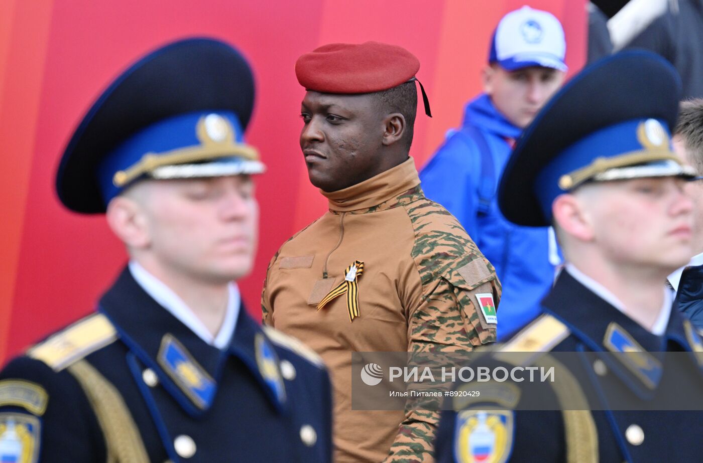 Президент РФ В. Путин и иностранные лидеры на военном параде в честь 80-летия Победы