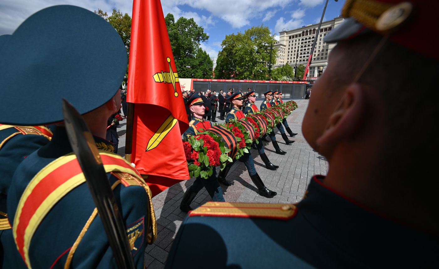 Церемония возложения цветов к Могиле Неизвестного солдата