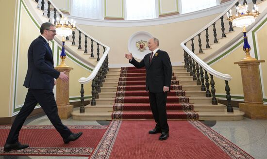 Президент РФ Владимир Путин и президент Сербии Александр Вучич (слева) во время встречи в Кремле перед военным парадом, посвященном 80-летию Победы. 9 мая Россия отмечает 80-летие Победы в Великой Отечественной войне 1941-1945 годов. Место: Россия, Москва. Автор: Алексей Никольский/РИА Новости. Встреча президента РФ В. Путина и иностранных лидеров