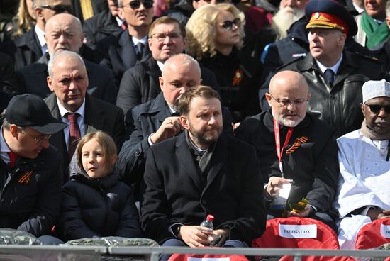 Гости на Красной площади в Москве перед началом военного парада, посвященного 80-летию Победы. 9 мая Россия отмечает 80-летие Победы в Великой Отечественной войне 1941-1945 годов. В первом ряду в центре: заместитель руководителя администрации президента РФ Максим Орешкин. Место: Россия, Москва. Автор: Илья Питалев/РИА Новости. Официальные лица на военном параде в честь 80-летия Победы