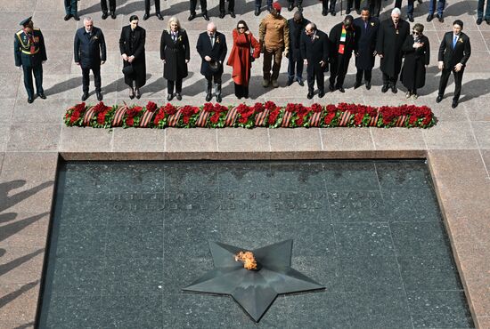 Церемония возложения цветов к Могиле Неизвестного солдата