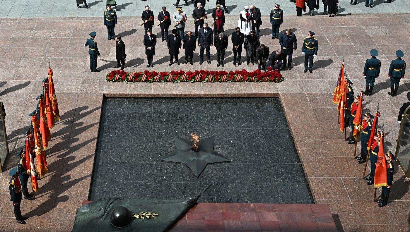 Церемония возложения цветов к Могиле Неизвестного солдата