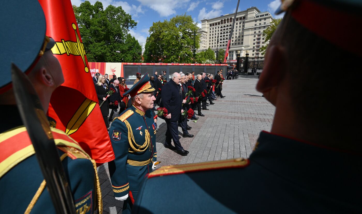 Церемония возложения цветов к Могиле Неизвестного солдата