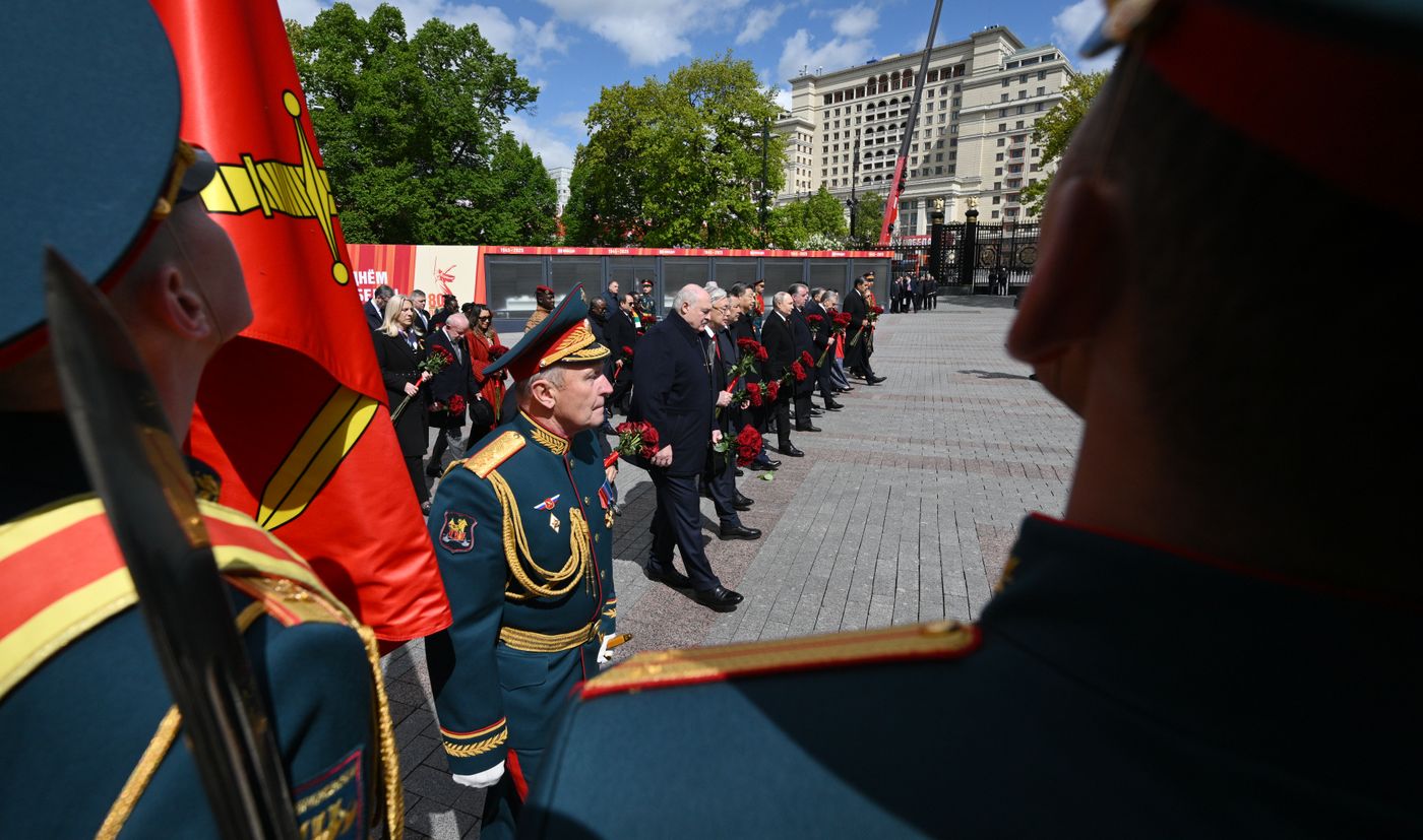 Церемония возложения цветов к Могиле Неизвестного солдата