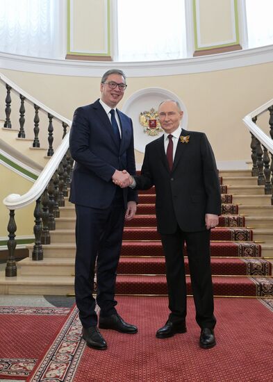 Президент РФ Владимир Путин и президент Сербии Александр Вучич (слева) во время встречи в Кремле перед военным парадом, посвященном 80-летию Победы. 9 мая Россия отмечает 80-летие Победы в Великой Отечественной войне 1941-1945 годов. Место: Россия, Москва. Автор: Алексей Никольский/РИА Новости. Встреча президента РФ В. Путина и иностранных лидеров