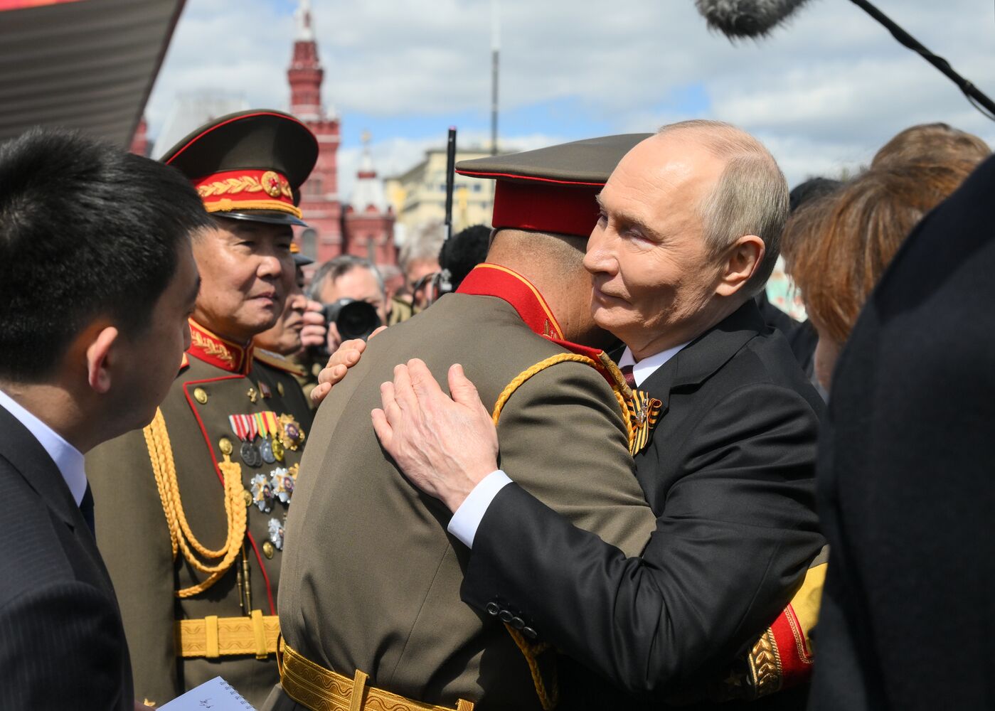 Президент РФ В. Путин и иностранные лидеры на военном параде в честь 80-летия Победы