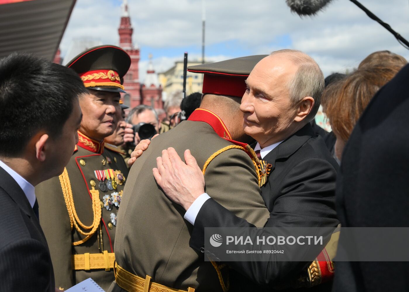 Президент РФ В. Путин и иностранные лидеры на военном параде в честь 80-летия Победы