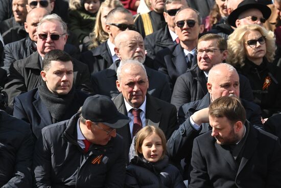 Гости на Красной площади в Москве перед началом военного парада, посвященного 80-летию Победы. 9 мая Россия отмечает 80-летие Победы в Великой Отечественной войне 1941-1945 годов. В центре: заместитель руководителя администрации президента РФ Магомедсалам Магомедов. Место: Россия, Москва. Автор: Илья Питалев/РИА Новости. Официальные лица на военном параде в честь 80-летия Победы