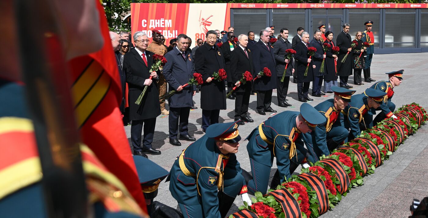 Церемония возложения цветов к Могиле Неизвестного солдата