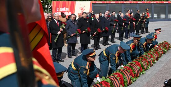 Церемония возложения цветов к Могиле Неизвестного солдата