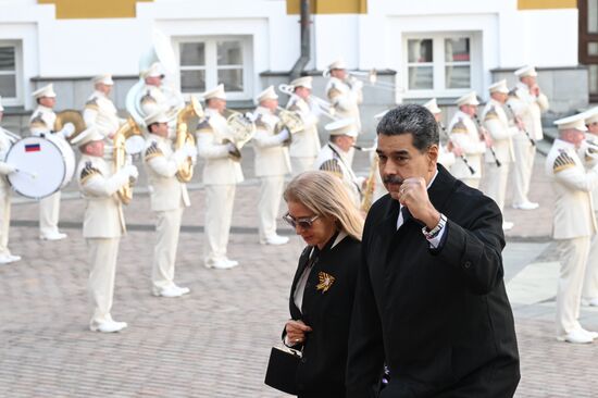 Президент Венесуэлы Николас Мадуро с супругой Силией Флорес прибыли в Кремль на встречу с президентом РФ Владимиром Путиным перед военным парадом, посвященном 80-летию Победы. 9 мая Россия отмечает 80-летие Победы в Великой Отечественной войне 1941-1945 годов. Место: Россия, Москва. Автор: Алексей Даничев/РИА Новости. Встреча президента РФ В. Путина и иностранных лидеров