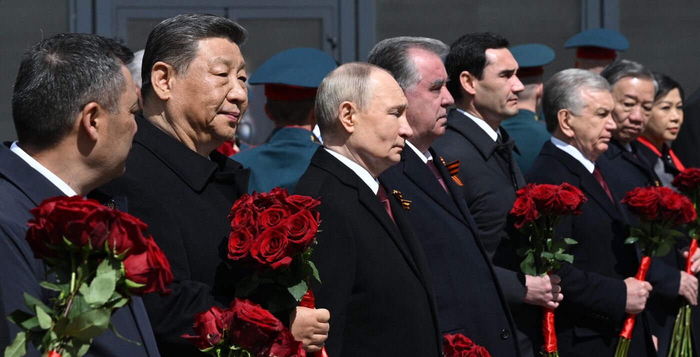 Церемония возложения цветов к Могиле Неизвестного солдата