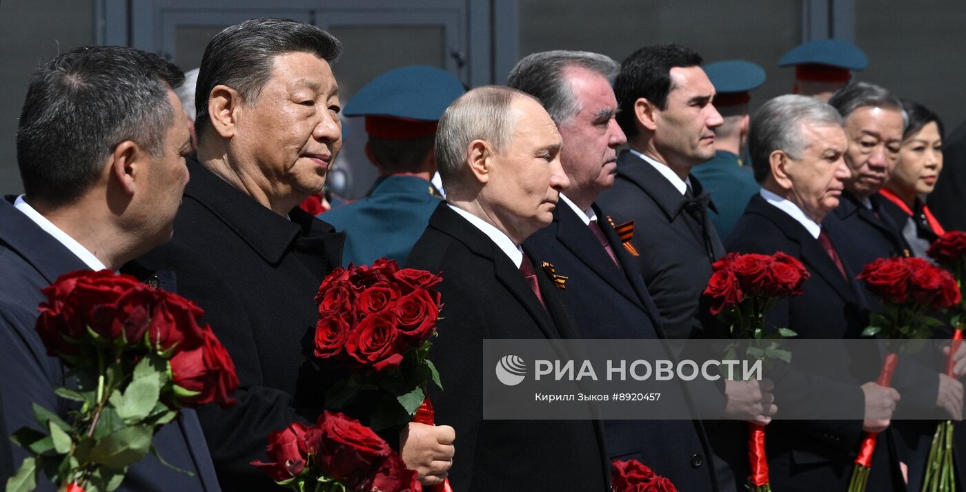 Церемония возложения цветов к Могиле Неизвестного солдата