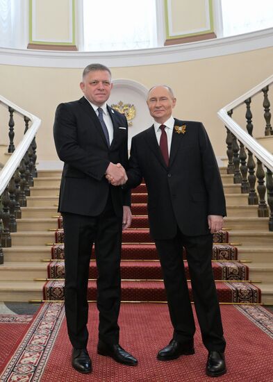 Президент РФ Владимир Путин и премьер-министр Словакии Роберт Фицо (слева) во время встречи в Кремле перед военным парадом, посвященном 80-летию Победы. 9 мая Россия отмечает 80-летие Победы в Великой Отечественной войне 1941-1945 годов. Место: Россия, Москва. Автор: Алексей Никольский/РИА Новости. Встреча президента РФ В. Путина и иностранных лидеров