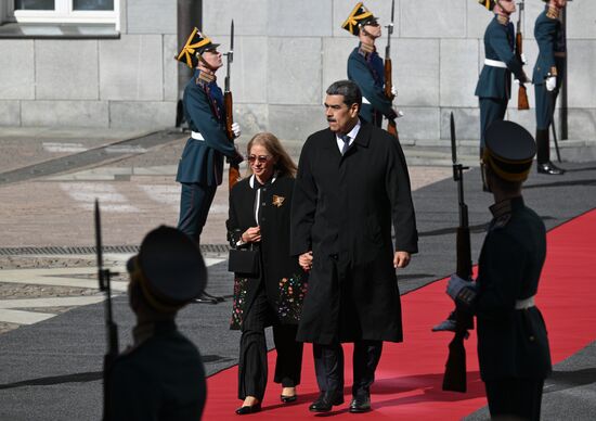 Президент Венесуэлы Николас Мадуро с супругой Силией Флорес прибыли в Кремль на встречу с президентом РФ Владимиром Путиным перед военным парадом, посвященном 80-летию Победы. 9 мая Россия отмечает 80-летие Победы в Великой Отечественной войне 1941-1945 годов. Место: Россия, Москва. Автор: Алексей Даничев/РИА Новости. Встреча президента РФ В. Путина и иностранных лидеров