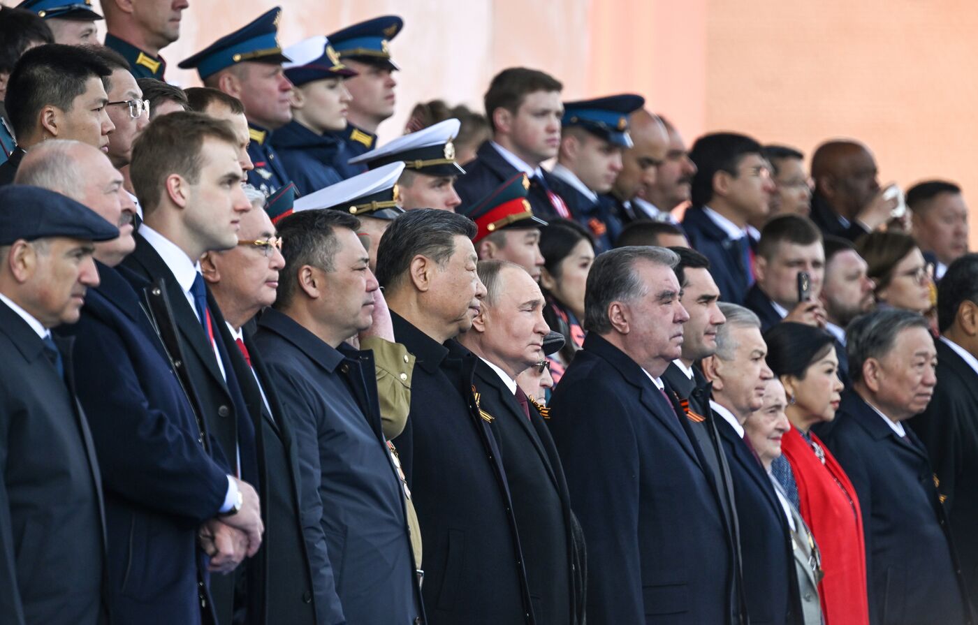 Президент РФ В. Путин и иностранные лидеры на военном параде в честь 80-летия Победы