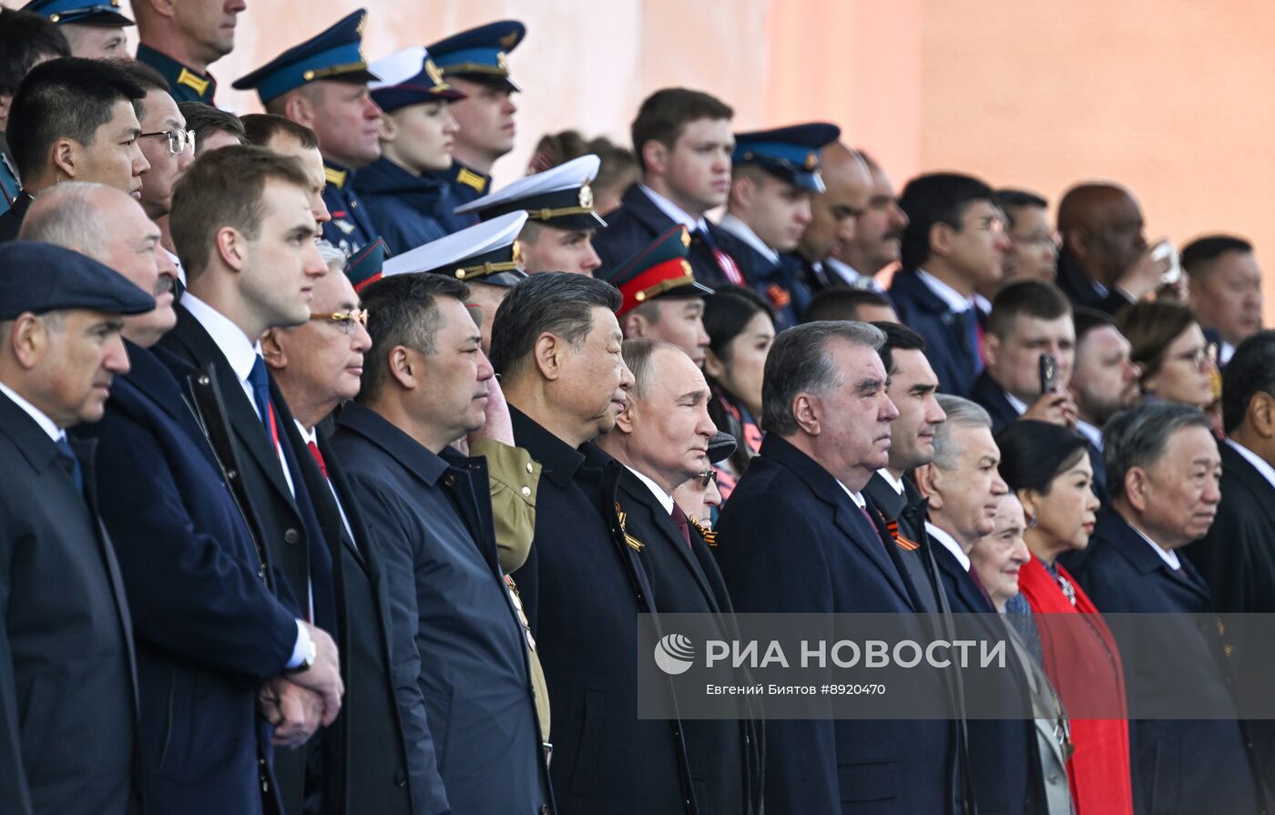 Президент РФ В. Путин и иностранные лидеры на военном параде в честь 80-летия Победы