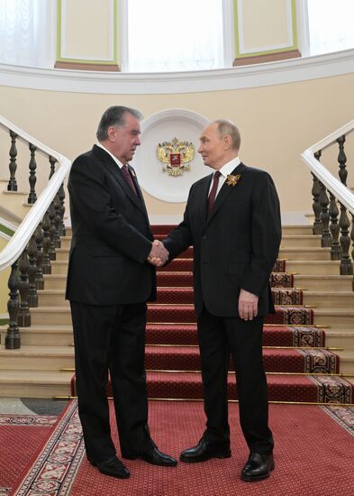 Президент РФ Владимир Путин и президент Таджикистана Эмомали Рахмон (слева) во время встречи в Кремле перед военным парадом, посвященном 80-летию Победы. 9 мая Россия отмечает 80-летие Победы в Великой Отечественной войне 1941-1945 годов. Место: Россия, Москва. Автор: Алексей Никольский/РИА Новости. Встреча президента РФ В. Путина и иностранных лидеров