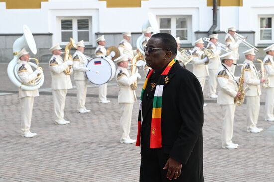 Президент Зимбабве Эммерсон Мнангагва прибыл в Кремль на встречу с президентом РФ Владимиром Путиным перед военным парадом, посвященном 80-летию Победы. 9 мая Россия отмечает 80-летие Победы в Великой Отечественной войне 1941-1945 годов. Место: Россия, Москва. Автор: Алексей Даничев/РИА Новости. Встреча президента РФ В. Путина и иностранных лидеров