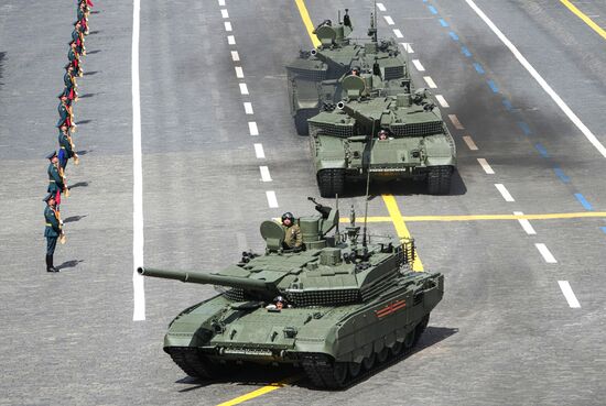 Танки Т-90М "Прорыв" на Красной площади в Москве на военном параде, посвященном 80-летию Победы в Великой Отечественной войне. Место: Россия, Москва. Автор: Александр Вильф/РИА Новости. Москва. Военный парад, посвященный 80-летию Победы в Великой Отечественной войне