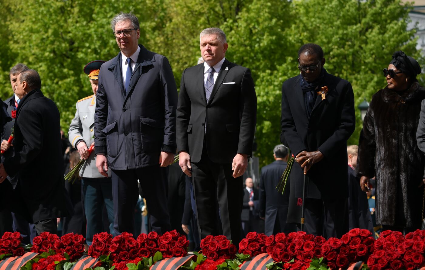Церемония возложения цветов к Могиле Неизвестного солдата