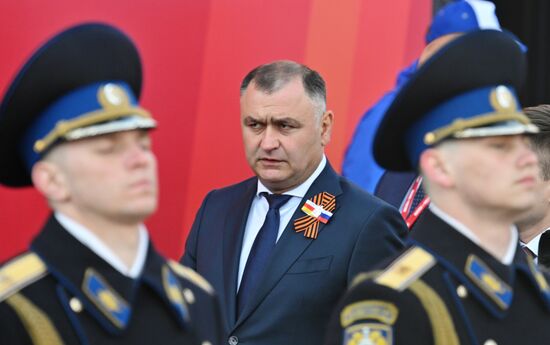 Президент Южной Осетии Алан Гаглоев на Красной площади в Москве перед началом военного парада, посвященного 80-летию Победы. 9 мая Россия отмечает 80-летие Победы в Великой Отечественной войне 1941-1945 годов. Место: Россия, Москва. Автор: Илья Питалев/РИА Новости. Президент РФ В. Путин и иностранные лидеры на военном параде в честь 80-летия Победы