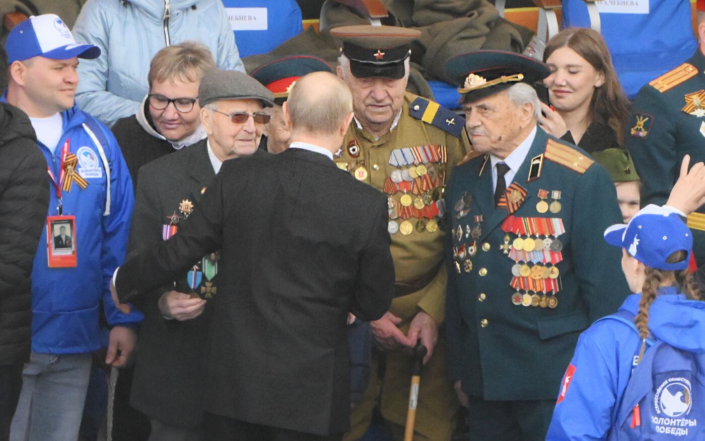 Президент РФ В. Путин и иностранные лидеры на военном параде в честь 80-летия Победы 