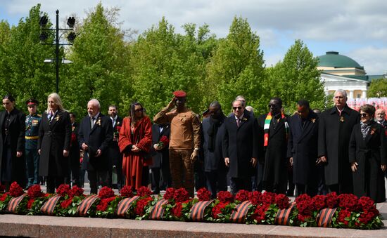 Церемония возложения цветов к Могиле Неизвестного солдата