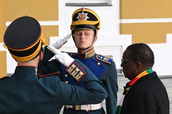 Президент Зимбабве Эммерсон Мнангагва прибыл в Кремль на встречу с президентом РФ Владимиром Путиным перед военным парадом, посвященном 80-летию Победы. 9 мая Россия отмечает 80-летие Победы в Великой Отечественной войне 1941-1945 годов. Место: Россия, Москва. Автор: Алексей Даничев/РИА Новости. Встреча президента РФ В. Путина и иностранных лидеров