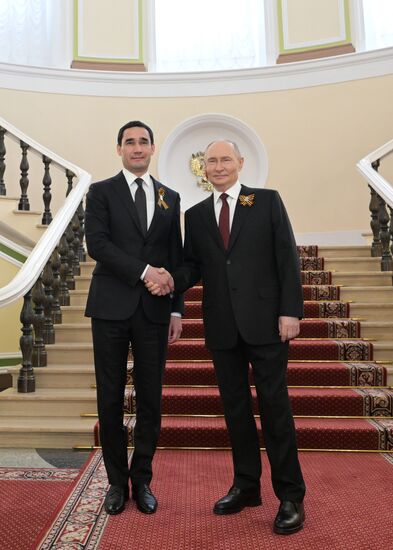 Президент РФ Владимир Путин и президент Туркменистана Сердар Бердымухамедов (слева) во время встречи в Кремле перед военным парадом, посвященном 80-летию Победы. 9 мая Россия отмечает 80-летие Победы в Великой Отечественной войне 1941-1945 годов. Место: Россия, Москва. Автор: Алексей Никольский/РИА Новости. Встреча президента РФ В. Путина и иностранных лидеров