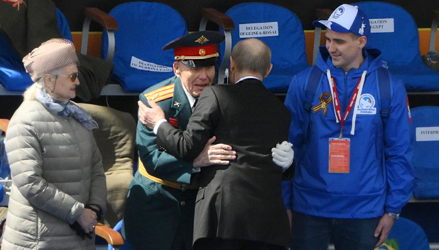 Президент РФ В. Путин и иностранные лидеры на военном параде в честь 80-летия Победы 